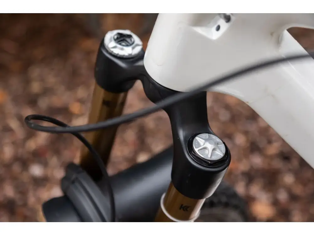 Krytka ventilku vidlice Oak ComponentsPrémiová krytka ventilku pro Fox a RockShox vidlice Hit Sezóny